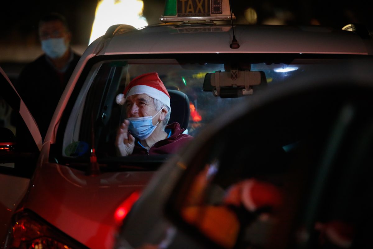 Los taxistas de Córdoba pasean a los mayores por el centro de Córdoba para que disfruten de la iluminación de Navidad