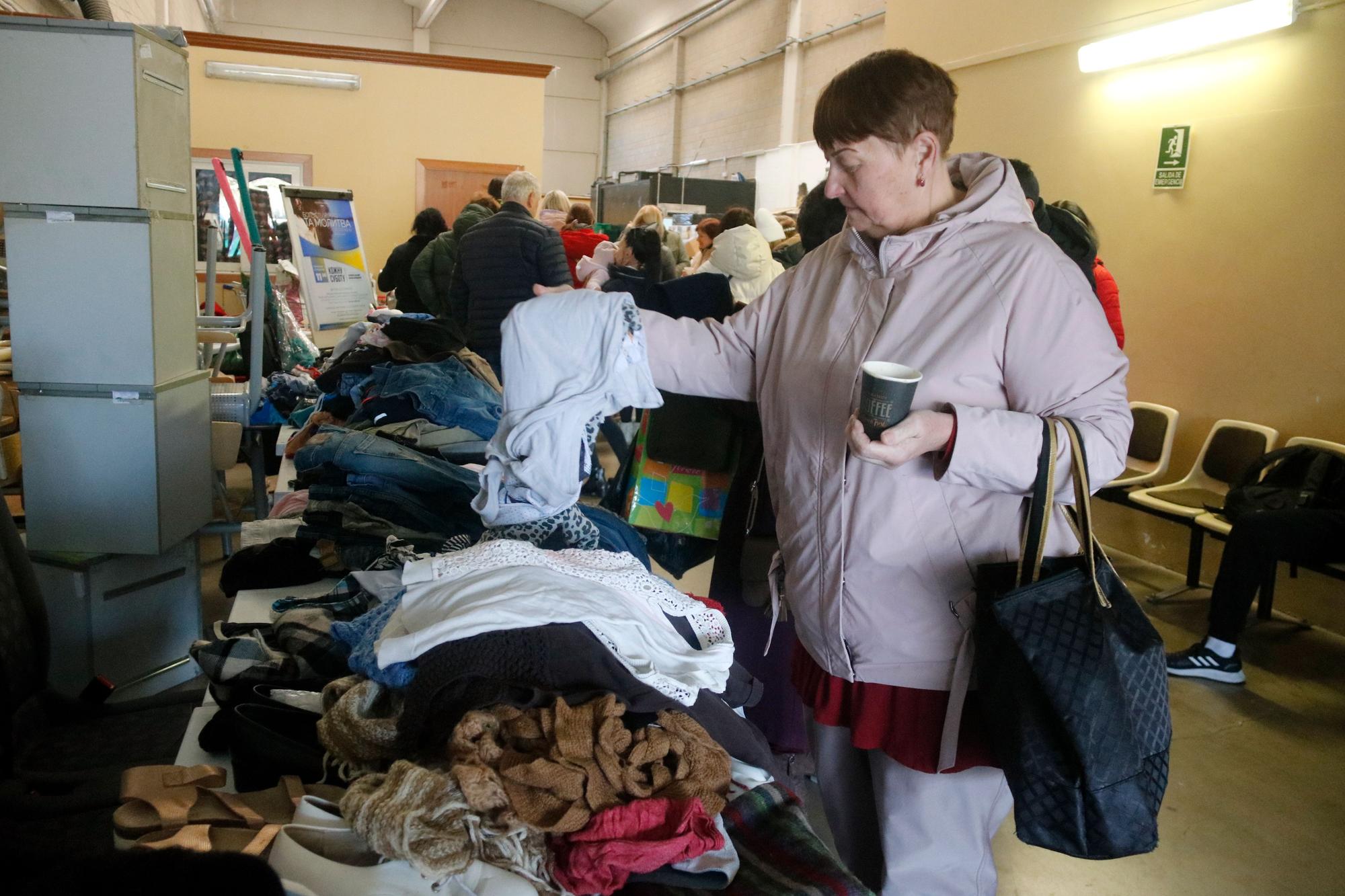 Aliments, roba i suport emocional per a 150 famílies ucraïneses refugiades a les comarques gironines