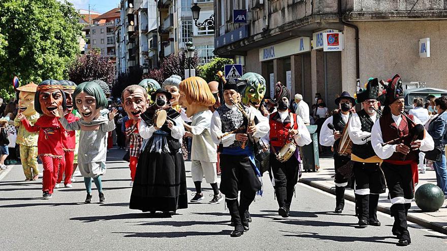 Gigantes y cabezudos desfilaron al son del grupo O Carballo das Cen Pólas.   | // ALBA VILLAR