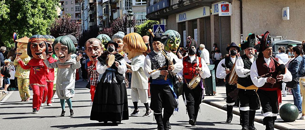 Música, cabezudos y el dragón devolvieron la Coca a los redondelanos