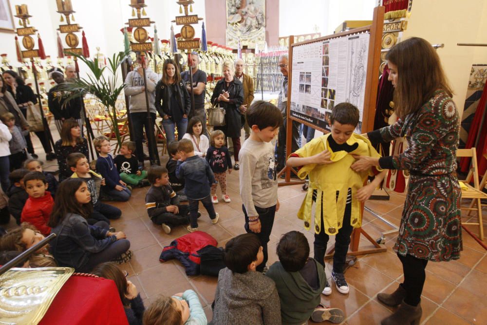 Petits Manaies desfilen pels carrers del Barri Vell