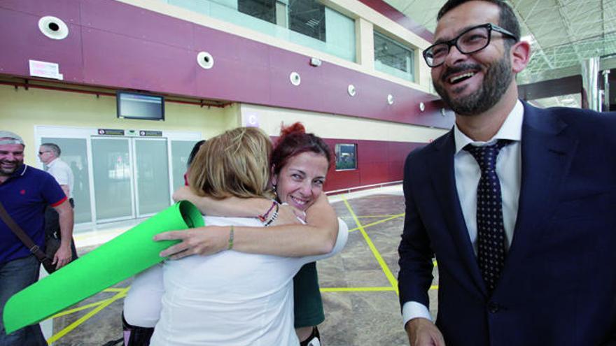 La joven Melany Pérez abraza a su madre, ante su hermano, tras aterrizar ayer en el aeropuerto Reina Sofía de Tenerife.