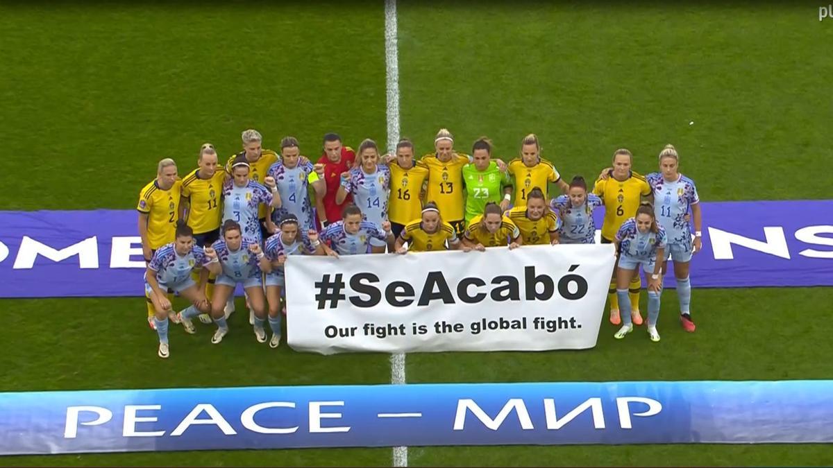 Las jugadoras de España y Suecia extienden la pancarta #SeAcabo.