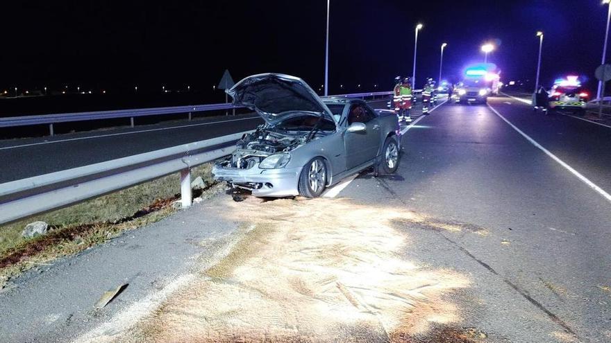 Un accidente de tráfico obliga a excarcelar a una mujer atrapada en un vehículo en Lanzarote