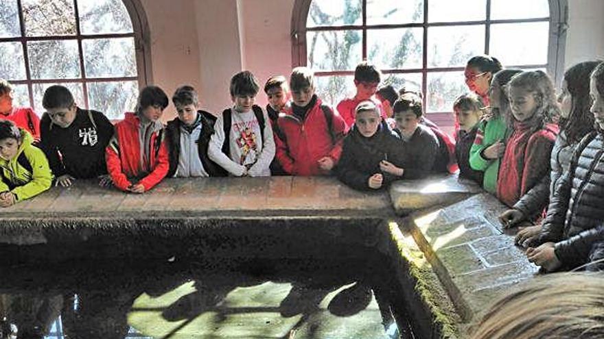 Visita d&#039;un grup d&#039;alumnes al safareig de l&#039;antiga colònia Vidal de Puig-reig