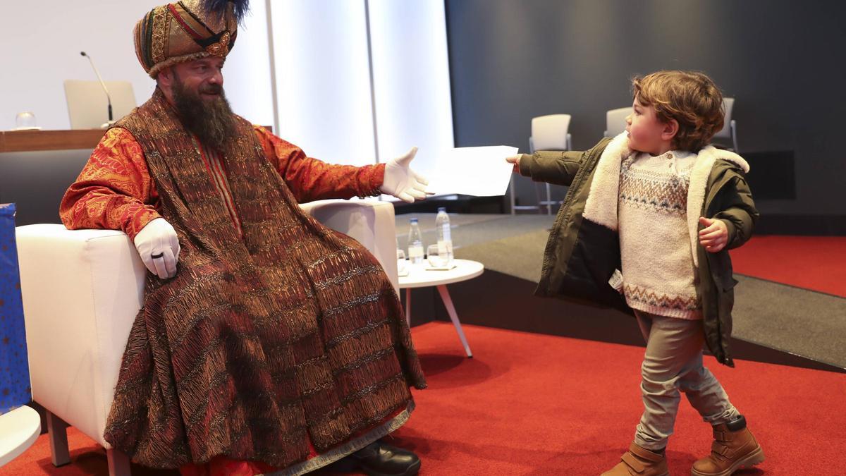 Aliatar recibiendo una carta en el Club LA NUEVA ESPAÑA el año pasado.