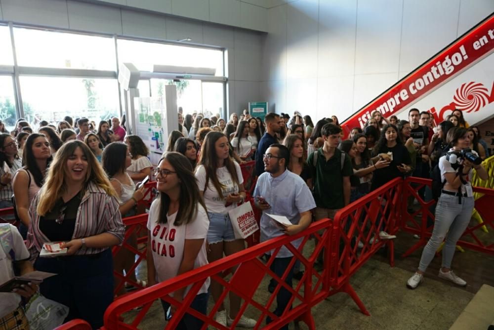 Cientos de aficionados, que hicieron cola horas antes del inicio del evento, pudieron saludar a Cepeda además de llevarse una firma y una foto para el recuerdo.