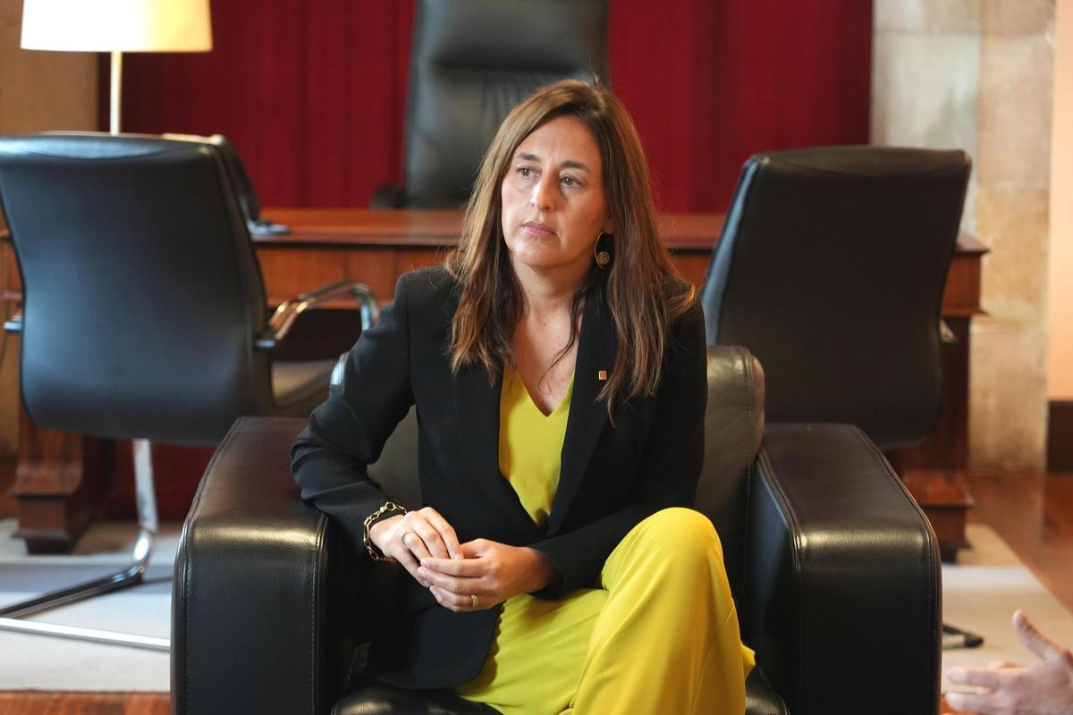 La consellera d'Educació, Esther Niubó, durant la reunió amb ERC i Comuns al Parlament