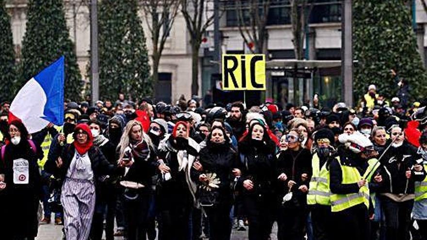 Ciutadans que ahir es manifestaven a favor de les Armilles Grogues a Nantes.