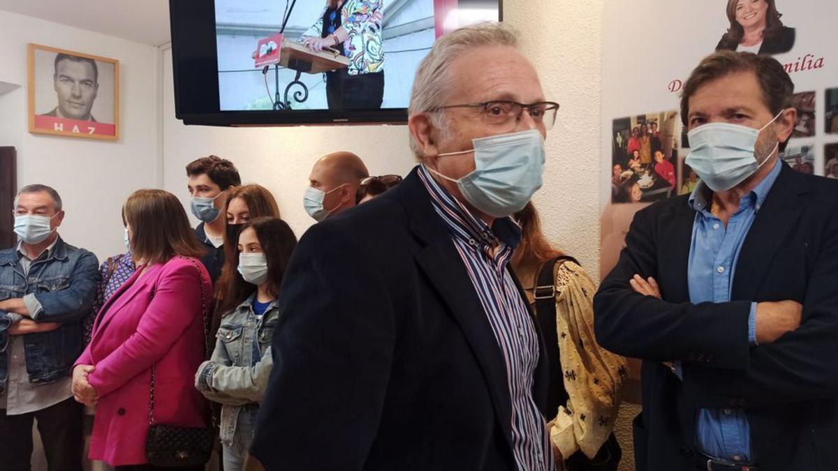 El secretario general del PSOE de Llanes, Antonio Trevín, y el expresidente del Principado Javier Fernández, al inicio del homenaje. | S. Arias