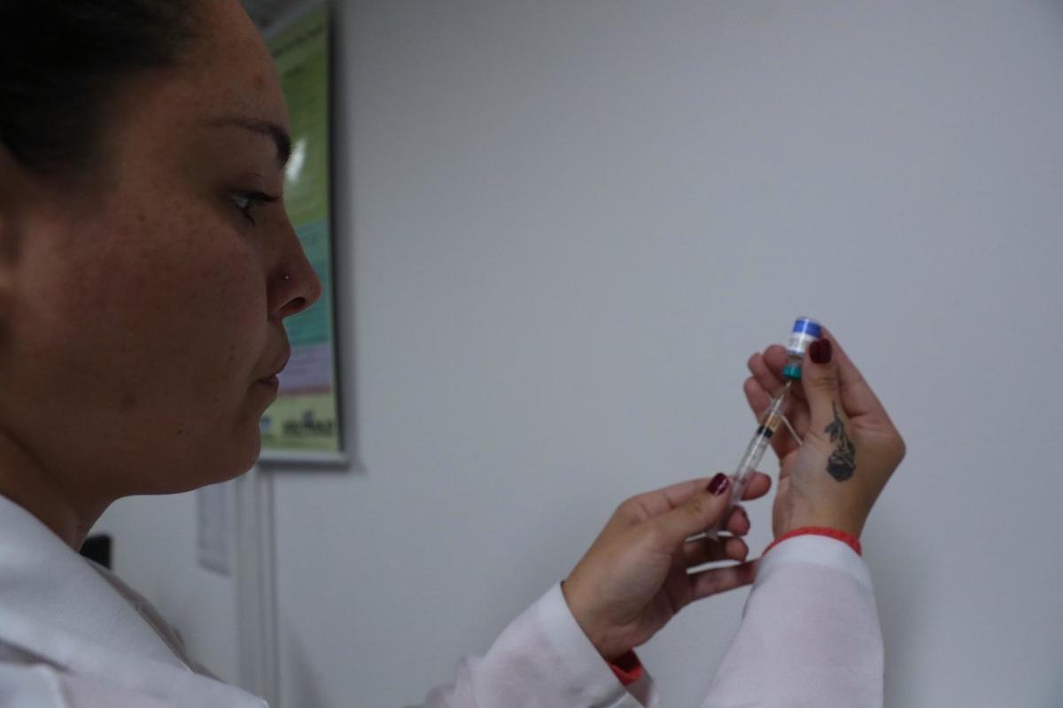 BRA500. SAO PAULO(BRASIL), 28/08/2019.-.Una doctora aplica una inyección contra el sarampión, este miércoles en un hospital de Sao Paulo (Brasil). Sao Paulo registró en agosto la primera muerte por sarampión desde 1997 en el estado más poblado de Brasil y la primera también en lo que va de año en el país, según confirmaron este miércoles las autoridades sanitarias. La víctima, de 42 años, falleció el pasado 17 de agosto tras pasar varios días hospitalizada, pero las causas de su muerte fueron confirmadas hoy por la Secretaría regional de Salud del estado de Sao Paulo. EFE/ Fernando Bizerra Jr.