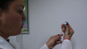Una doctora prepara una vacuna contra el sarampión, en un hospital de Sao Paulo.
