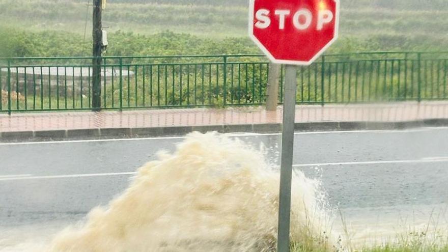 Los daños de la tromba de agua en Benitatxell: un derrumbe, caminos convertidos en ríos y pluviales que son géiseres
