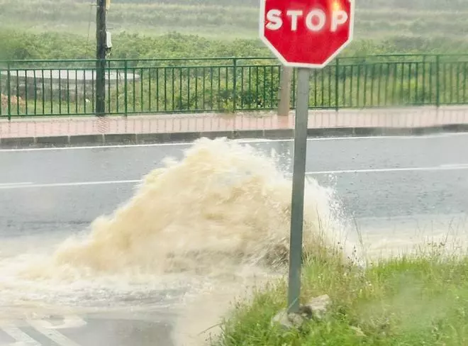 Los daños de la tromba de agua en Benitatxell: un derrumbe, caminos convertidos en ríos y pluviales que son géiseres