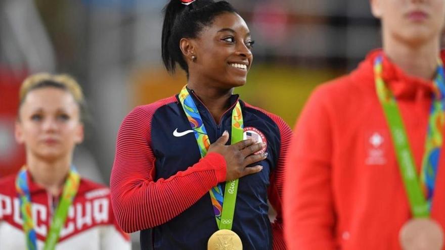 Biles consigue en saltos su tercer oro