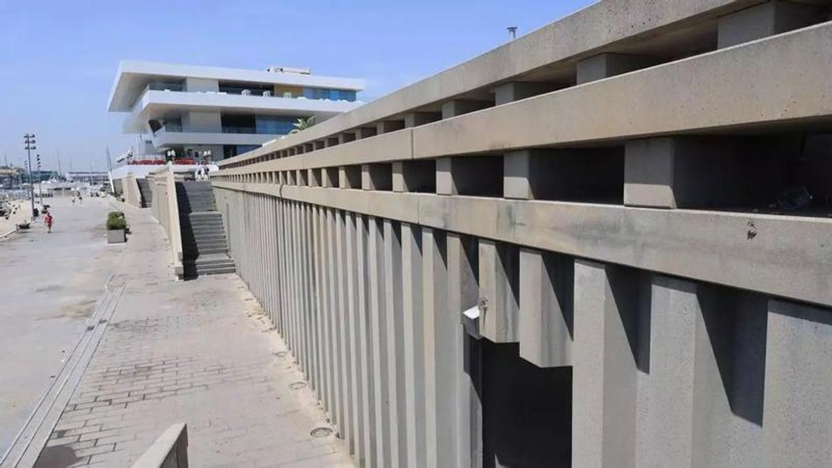 Barandillas desde las que cayó el joven fallecido el año pasado.