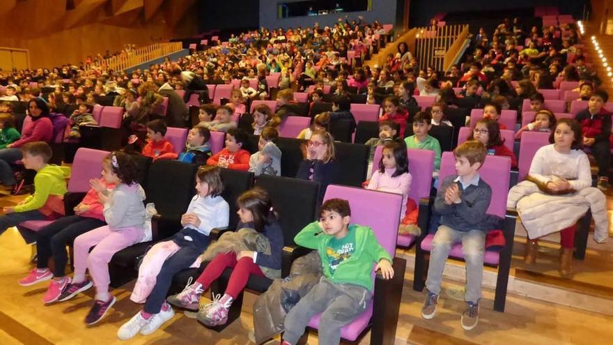 Alumnos de Siero, ayer, en el auditorio de la Pola, conmemorando el Día de la Llingua Materna.