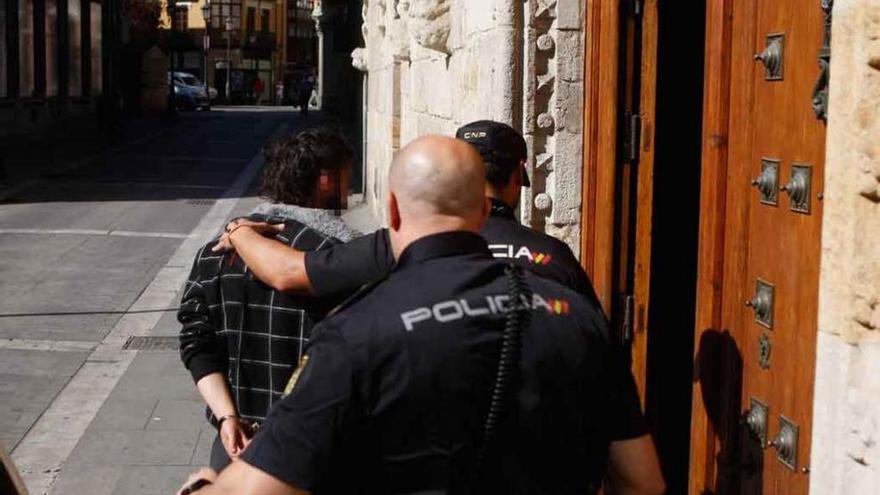 El detenido a su llegada a la sede de los juzgados desde la Comisaría de Zamora.