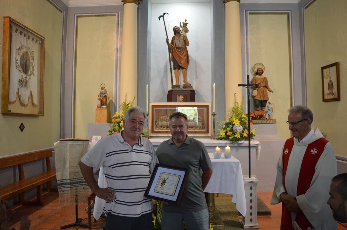 La Junta de San Cristóbal rindió homenaje a Transportes Zarza con motivo de su 40 aniversario, en reconocimiento a su trayectoria, durante la misa celebrada en la ermita del patrón.