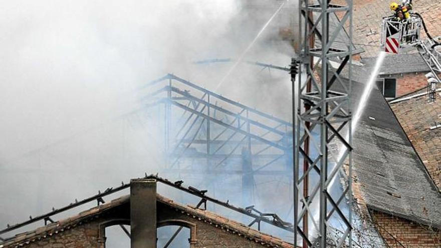 Imatge de l&#039;incendi, que va destruir totalment una fàbrica