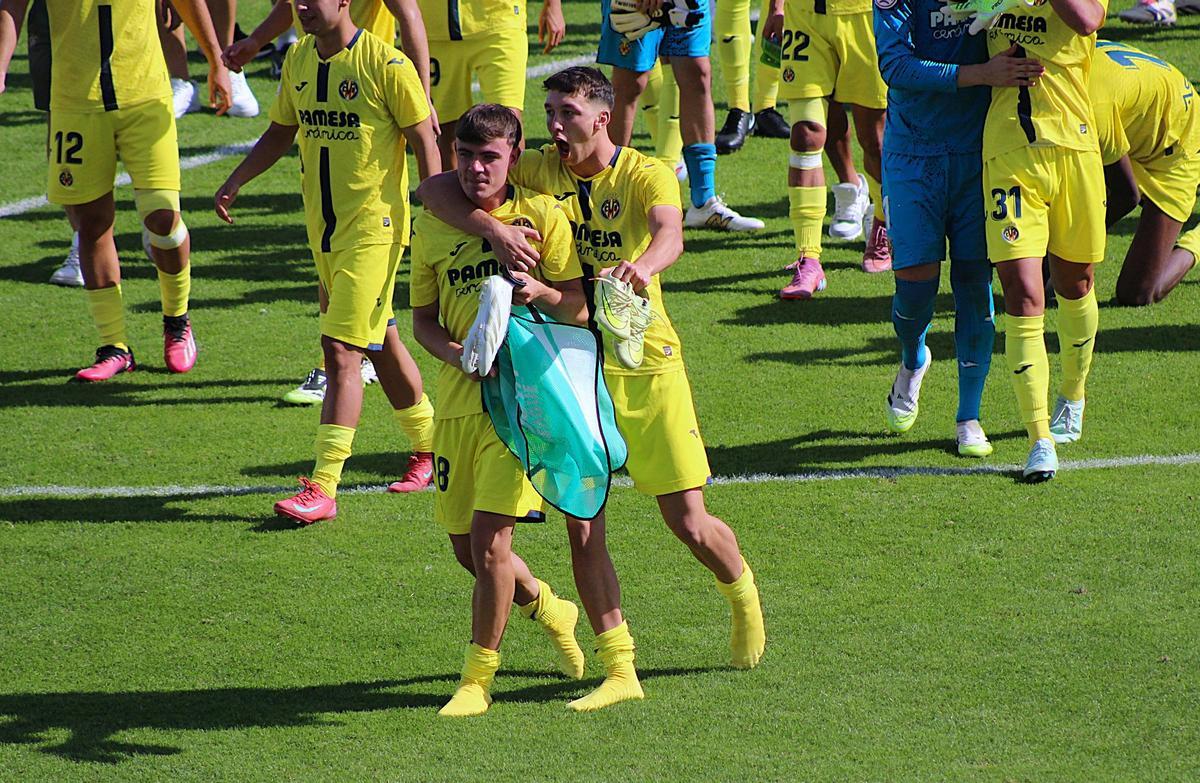 Hugo López y Manu Portela celebran la victoria de su equipo ante el Manchester City.