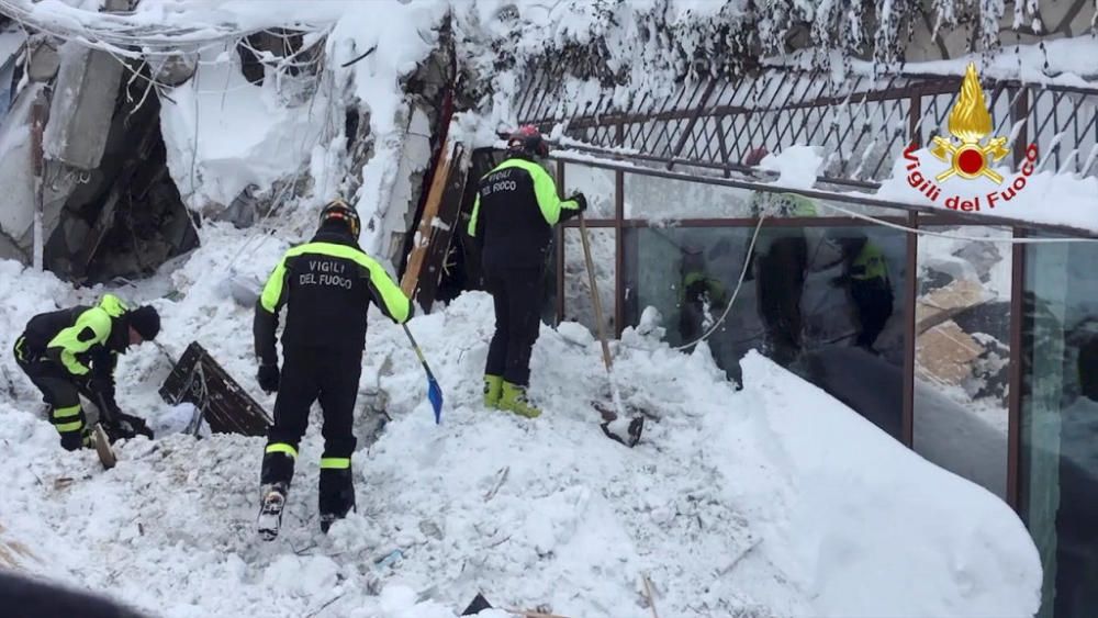 Una avalancha de nieve sepulta un hotel en Italia.