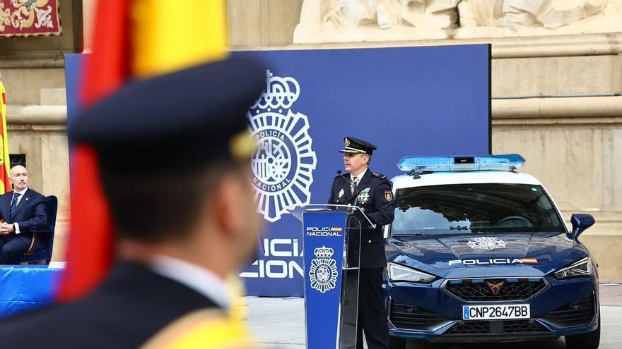 La Policía Nacional celebra en Zaragoza su día grande con un desfile de medios aéreos y terrestres