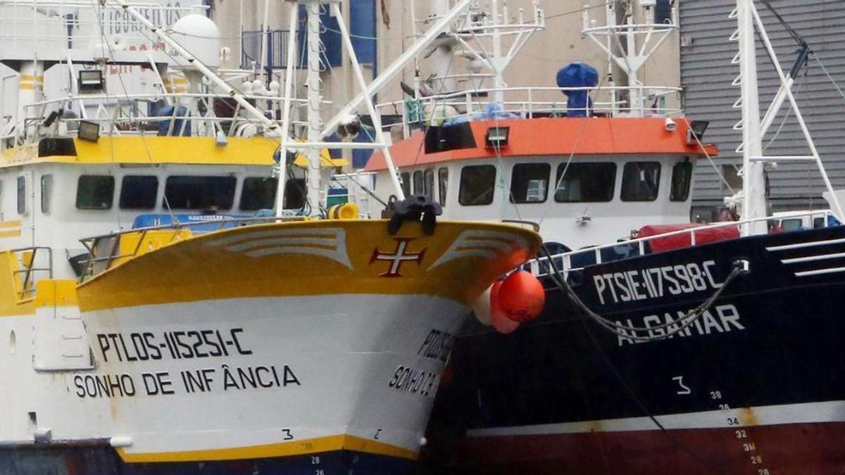 Dos grandes embarcaciones pesqueras repostan en el Puerto de O Berbés (Vigo).