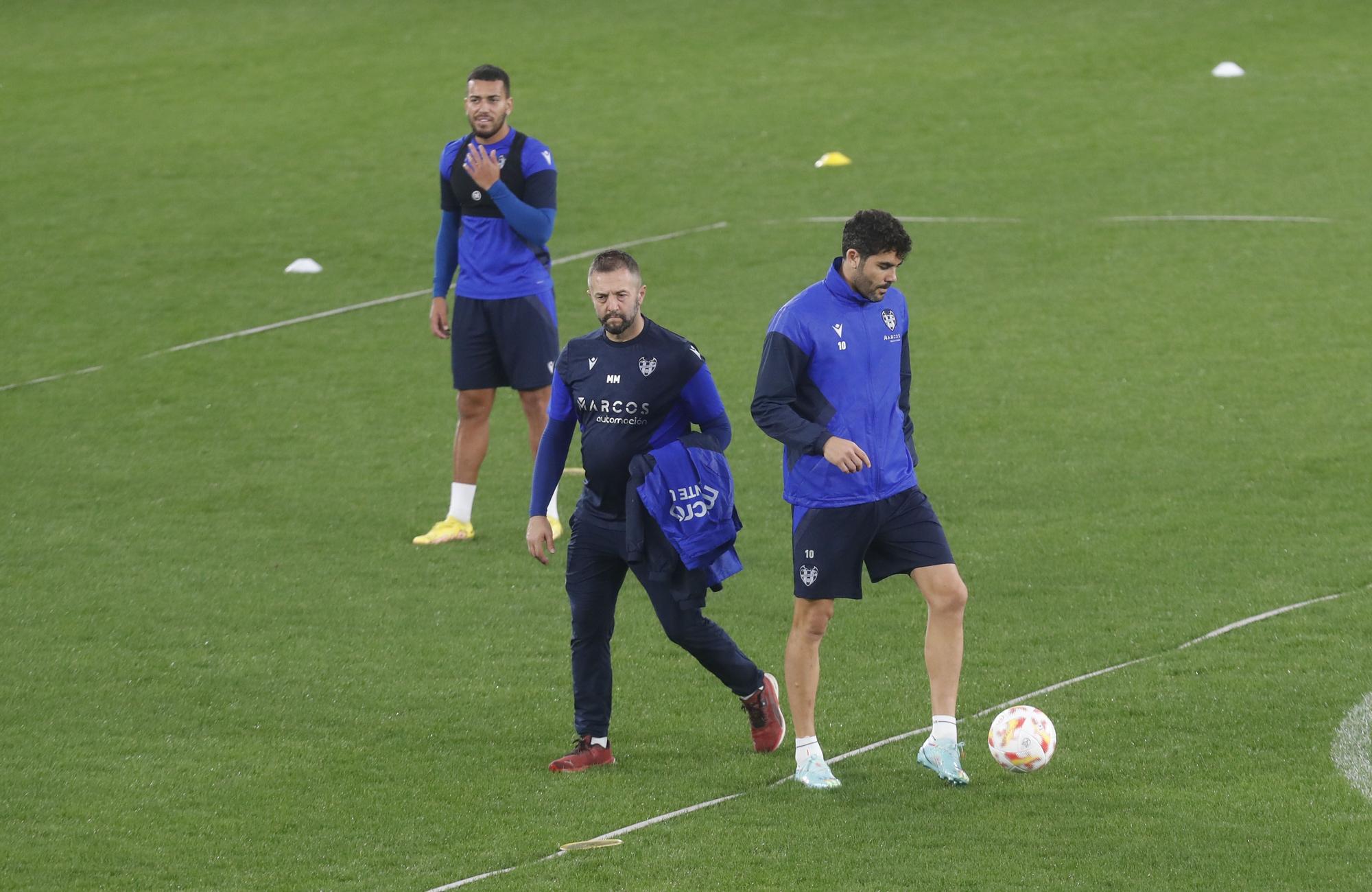 El Levante UD entrena en el Ciutat antes de viajar a Olot