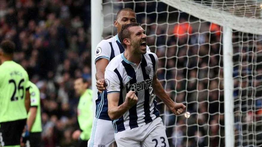 El jugador del West Bromwich Albion Gareth McAuley celebra uno de los goles logrados la temporada pasada.