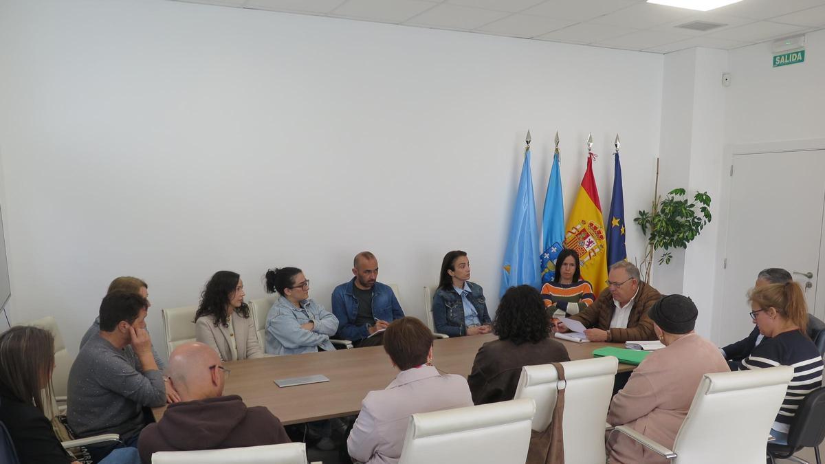 Reunión del Concello con la comunidad educativa y vecinos de A Laracha.