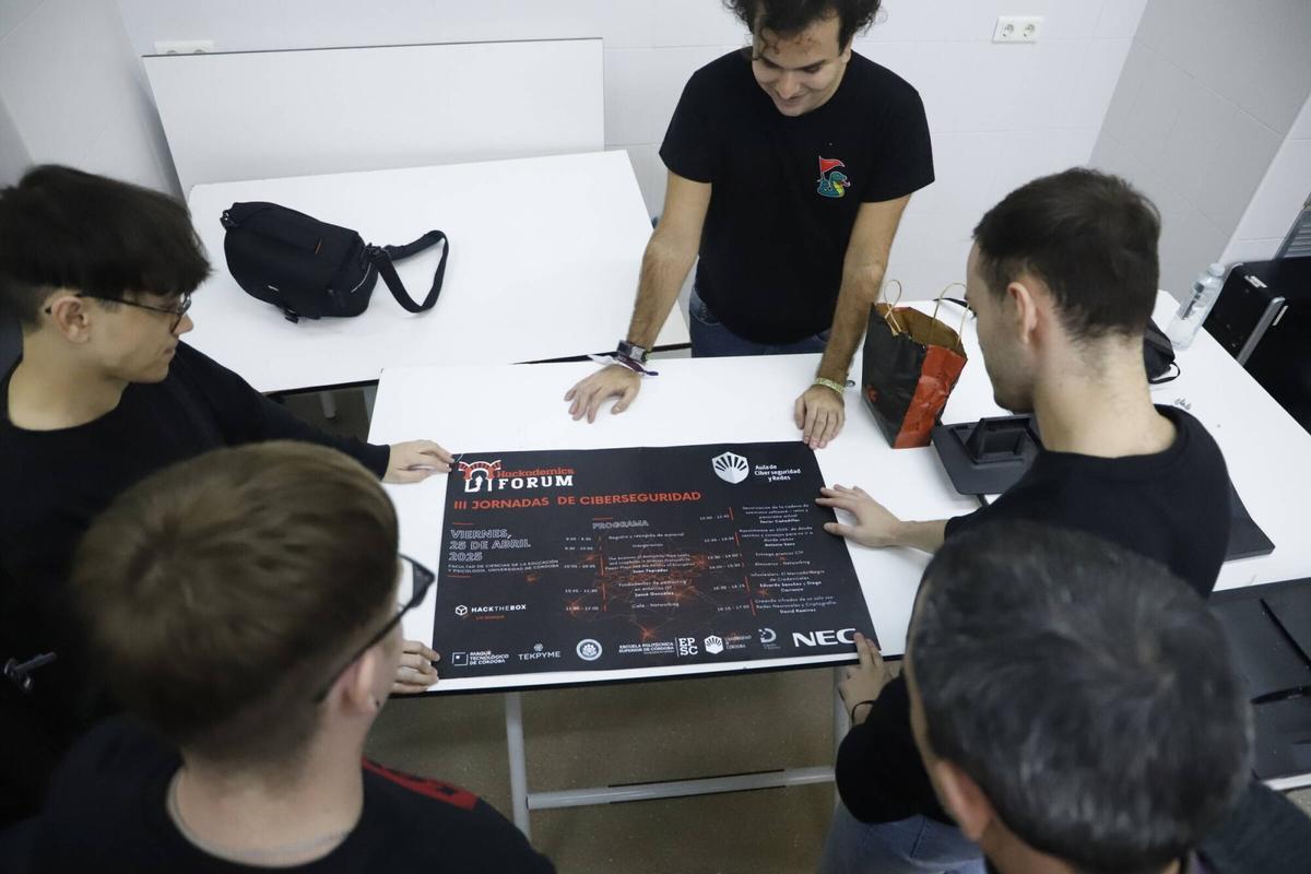 El equipo observa la agenda de las terceras jornadas de ciberseguridad de la UCO.