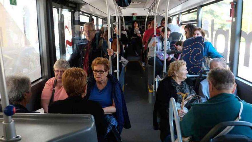 Los usuarios de autobuses urbanos de la línea 1, una de las más usadas de la capital.
