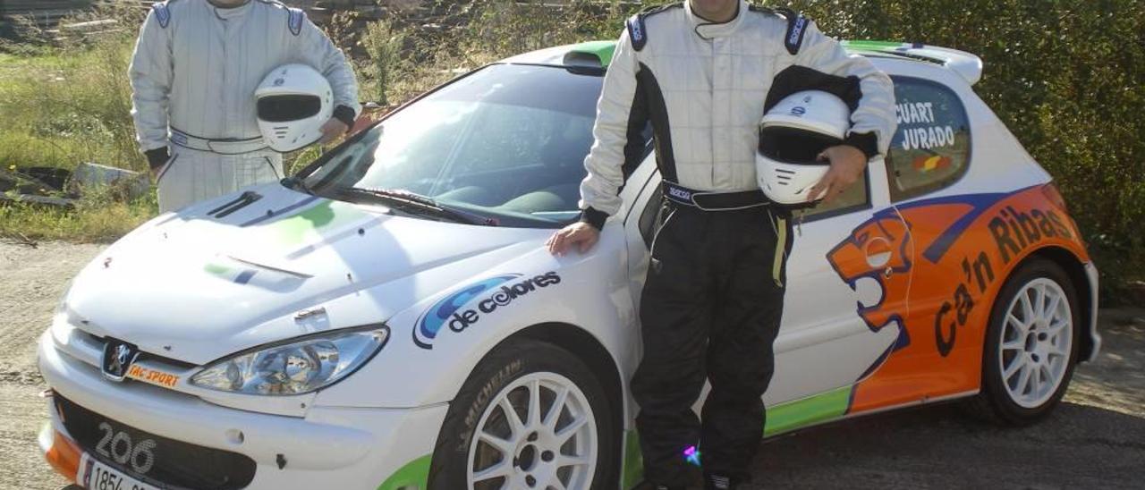 Guillem Cuart (d) posa con el coche del equipo Can Ribas, un Peugeot 206, y junto a su compañero Mateo Jurado.