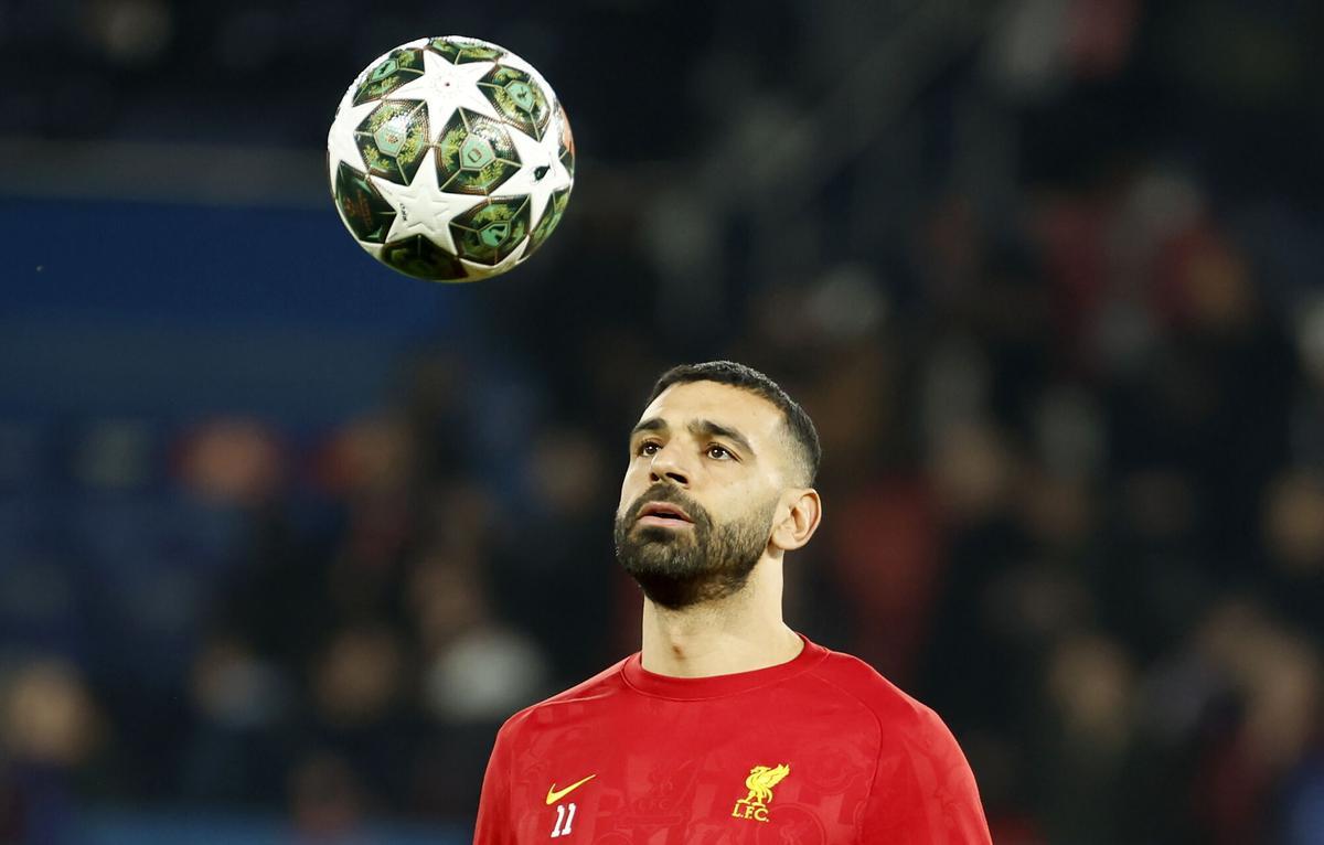 Mohamed Salah antes de la eliminatoria de Champions de 2025 contra el PSG.