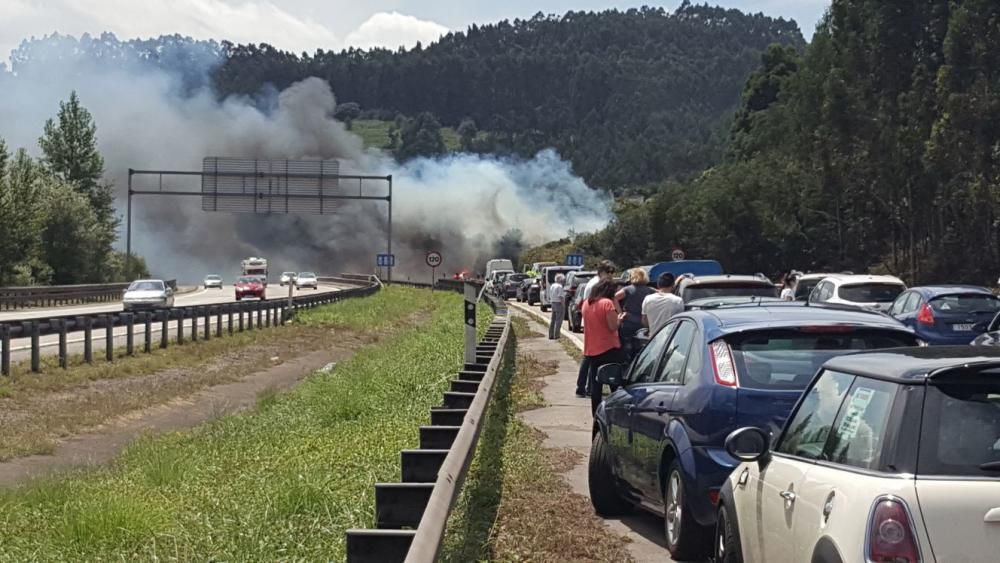 El incendio de un camión causa retenciones en la Y