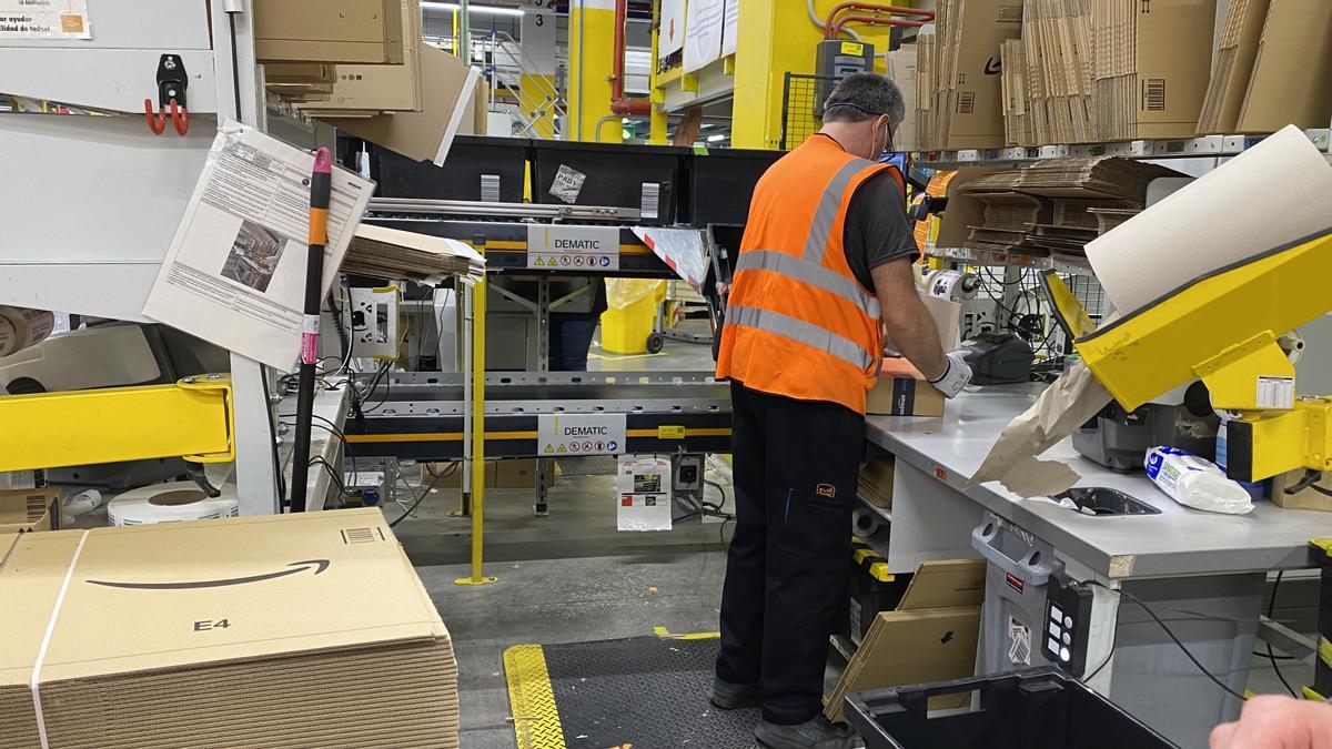 Un empleado de Amazon en El Prat prepara un envío para un cliente.