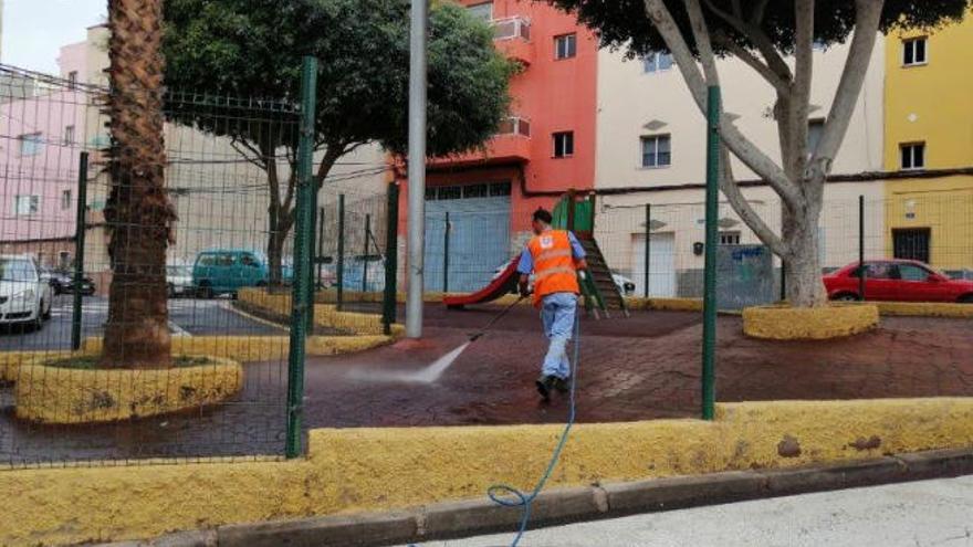 Un operario durante tareas de limpieza.