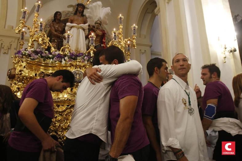 La lluvia impide la salida de la Esperanza.