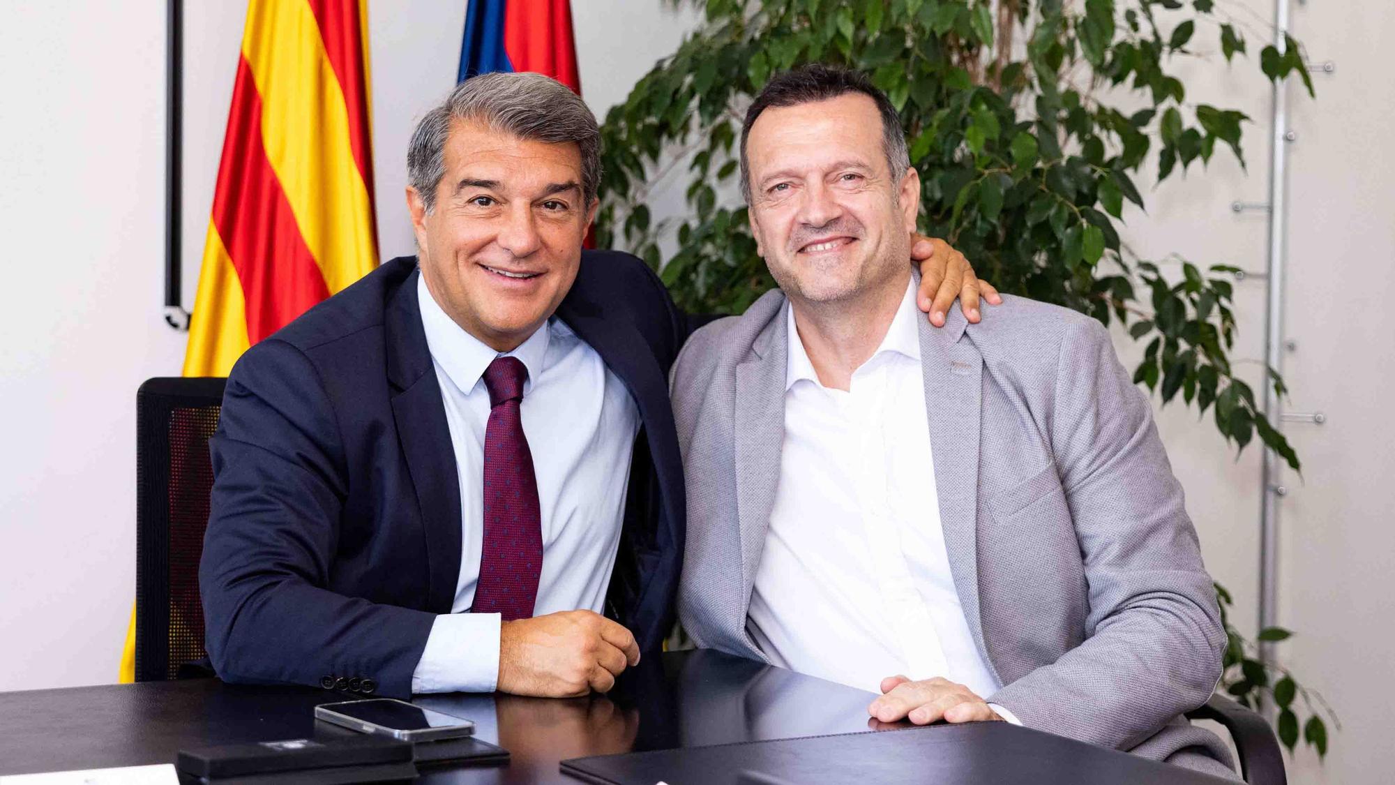 Joan Laporta y Jesús Velasco, el día que firmó el técnico