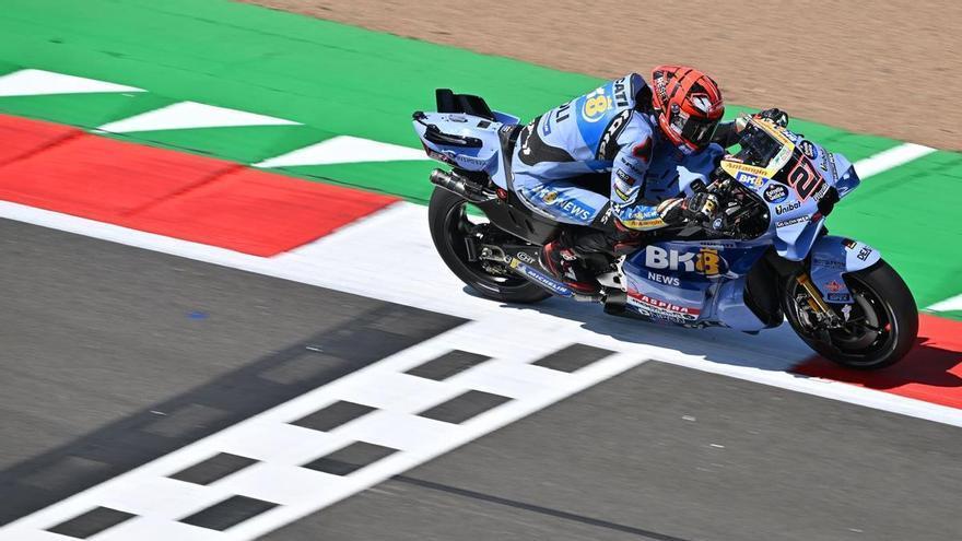 Sábado agridulce para el valenciano Lecuona en MotoGP: Top 10 en clasificación y caída en el sprint