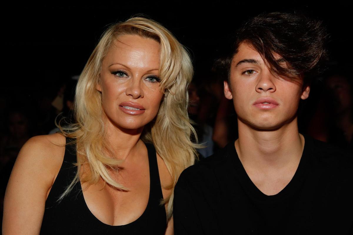Front Row semana de la moda NY,Pamela Anderson y su hijo