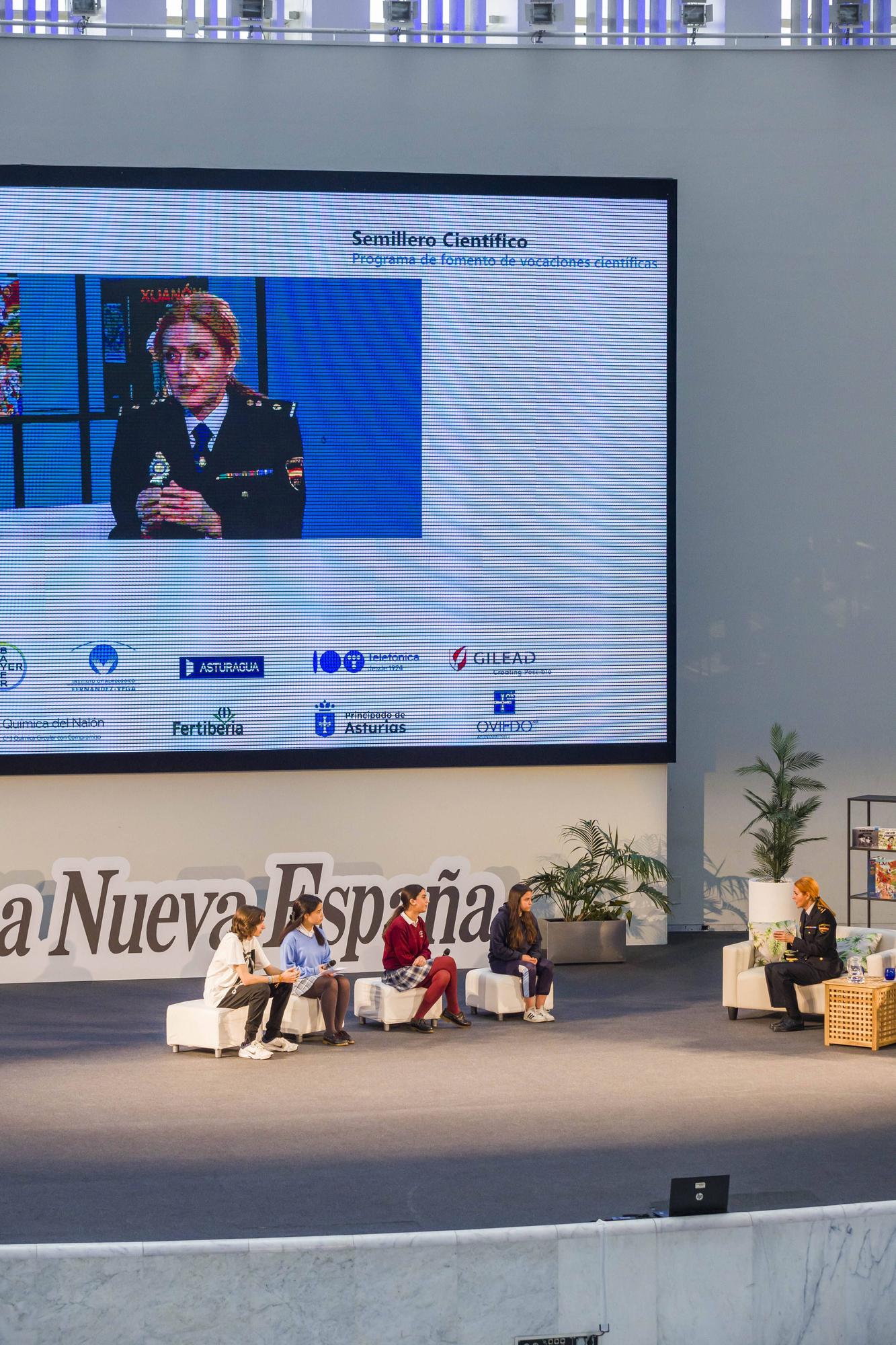 EN IMÁGENES: Así fue la conferencia de la jefa de la Policía Científica de Asturias ante centenares de escolares 

