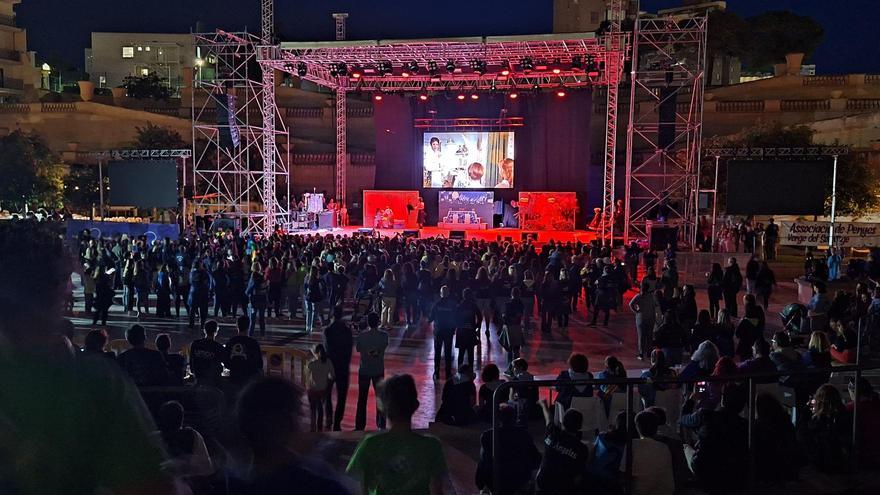 Colorido peñista para calentar motores para las Fiestas de Benidorm