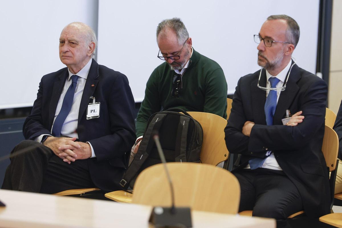 El ex ministro del Interior Jorge Fernández Díaz, a la izquierda, y su número dos, Francisco Martínez, este lunes en el banquillo de los acusados de la Audiencia Nacional.