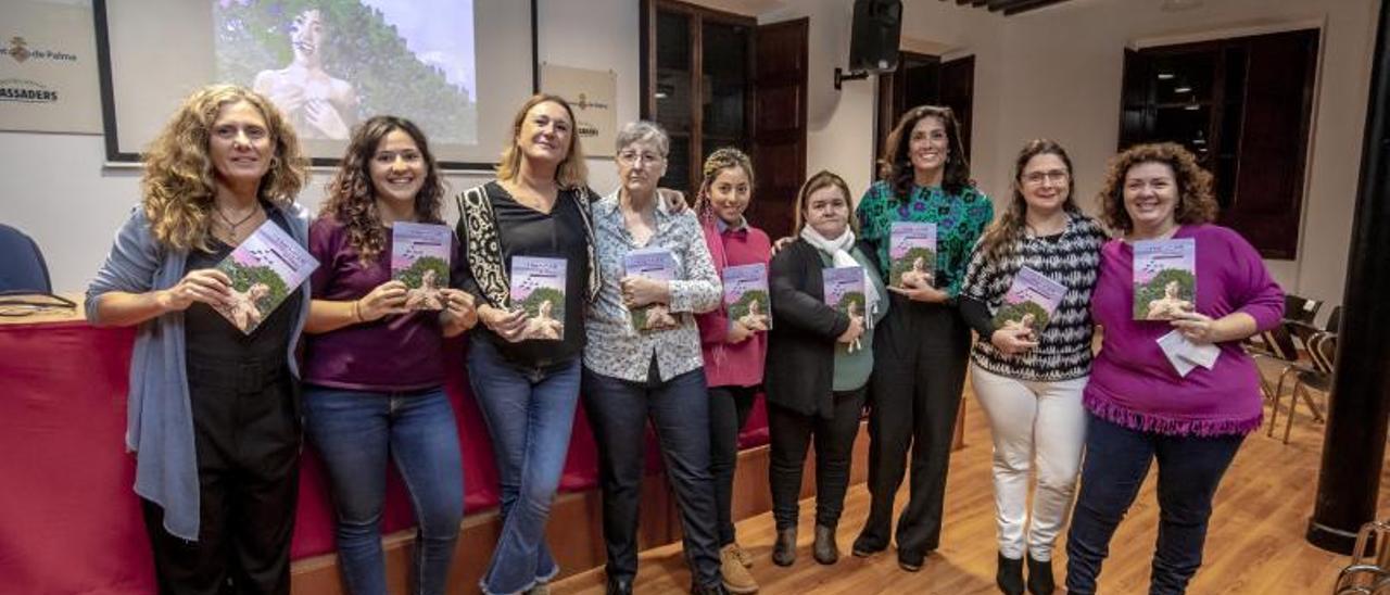 Algunas de las autoras de ‘Trencar el silenci’ y miembros del colectivo Veus sense Cànon, el miércoles en el Centre Flassaders. |  B. RAMON