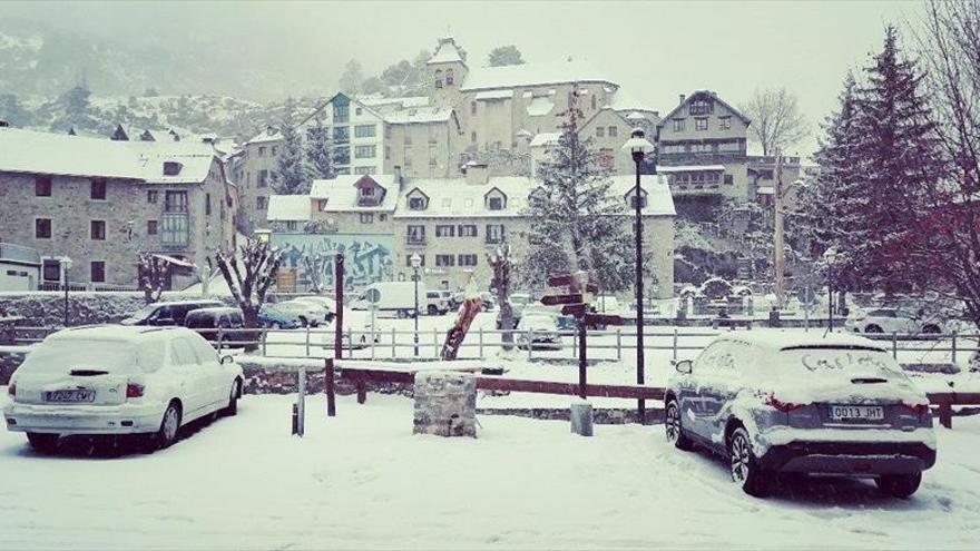 Las nuevas nevadas activan la alerta en varias carreteras de la comunidad