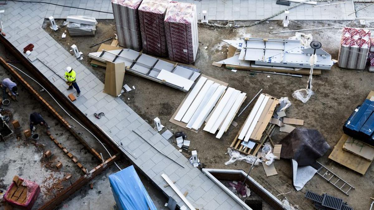 Paneles de aluminio a punto de ser instalados.