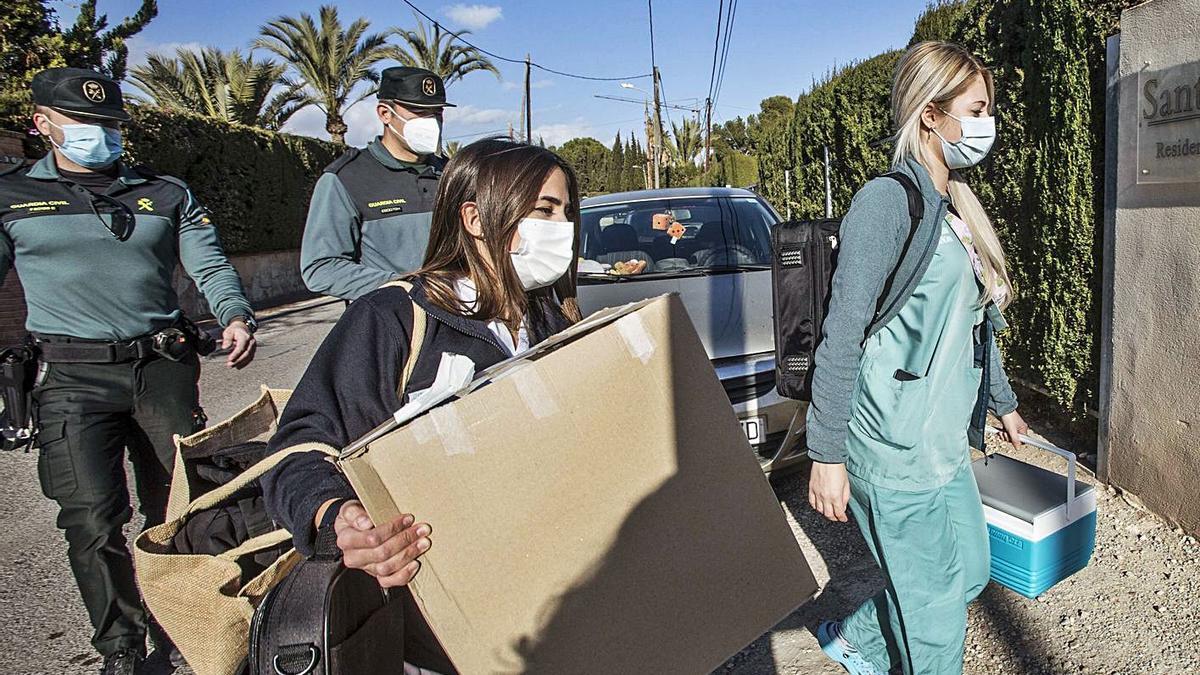 Llegada de las vacunas ayer a una residencia geriátrica de San Vicente del Raspeig.