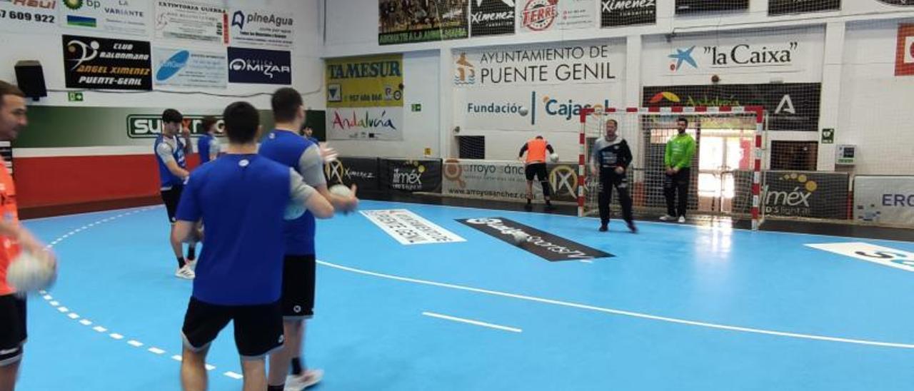 La plantilla del Frigoríficos entrena ayer en la pista de Puente Genil. |  // J.J.D.